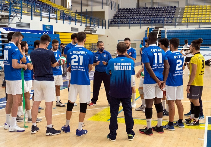 Salim Abdelkader, entrenador del equipo melillense, junto a sus jugadores