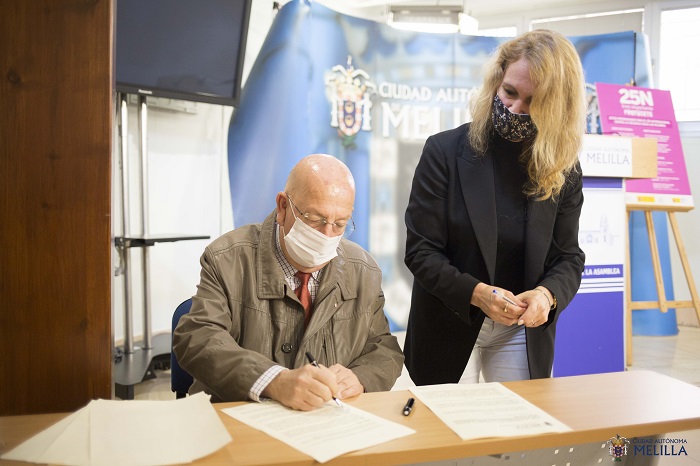 Julio Caro, presidente de Cruz Roja firma el convenio con la consejera de Igualdad