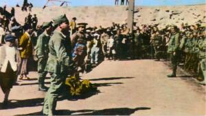 El comandante Franco arengando a la primera Bandera del Tercio en el puerto de Melilla, el 24 de julio de 1921
