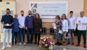 La familia de Paula Guillén Gallego detrás del rótulo con el nombre de la escuela