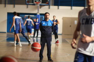 Alejandro Alcoba siguiendo, muy serio, las evoluciones de sus jugadores