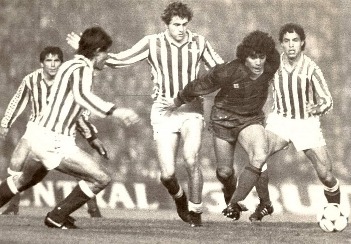 El melillense Álex, en su etapa de futbolista del Real Betis Balompié, frente a Maradona, que por entonces jugaba en el F.C. Barcelona