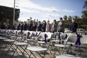 Lo representantes públicos junto a las 41 sillas en recuerdo de las víctimas