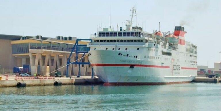 Un ferry atracado en la estación marítima de Melilla