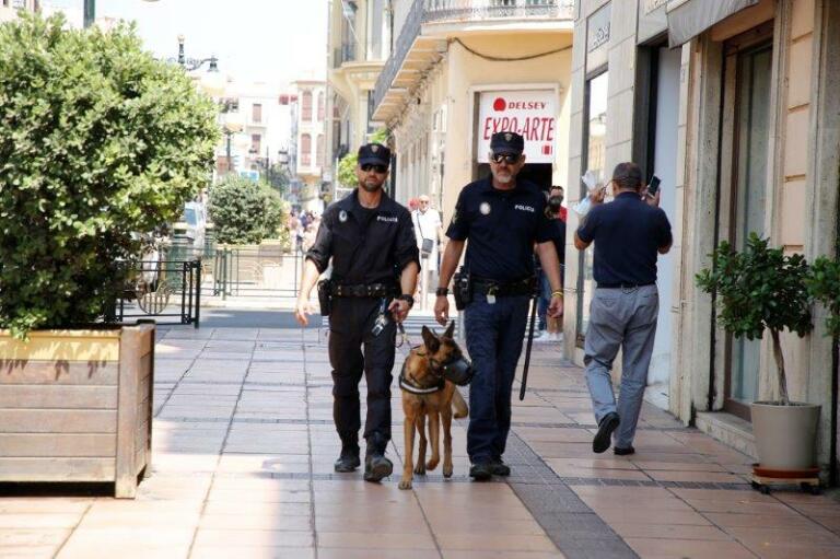Foto de archivo de la Policía Local patrullando por el centro de Melilla