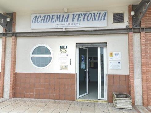Señalítica y geles, algunas de las medidas higiénico-sanitarias en la sede de la Academia Vetonia, en el Puerto Noray