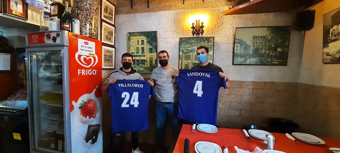 Los nuevos jugadores del Melilla Balonmano, junto al presidente del club, Nasser Bagdad
