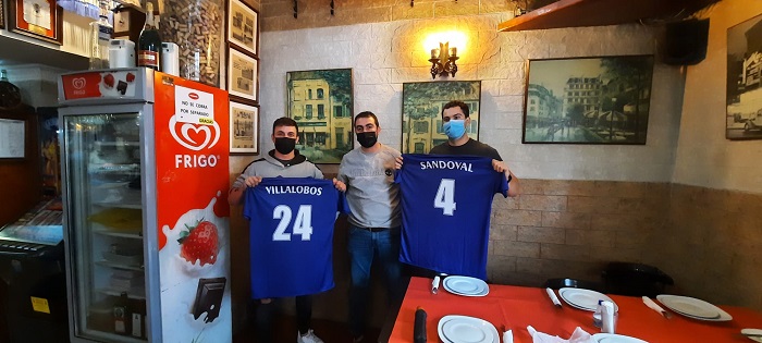 Nasser Bagdad, presidente del Melilla Sport Capital Balonmano, junto a los dos jugadores internacionales de la selección mexicana