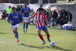 Altimira intenta frenar el avance de un jugador del Don Benito