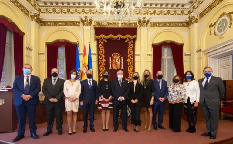 El presidente de la Ciudad Autónoma en el centro con los miembros de su Ejecutivo y con la delegada del Gobierno