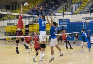 Los locales intentan bloquedar una acción de ataque de los gallegos