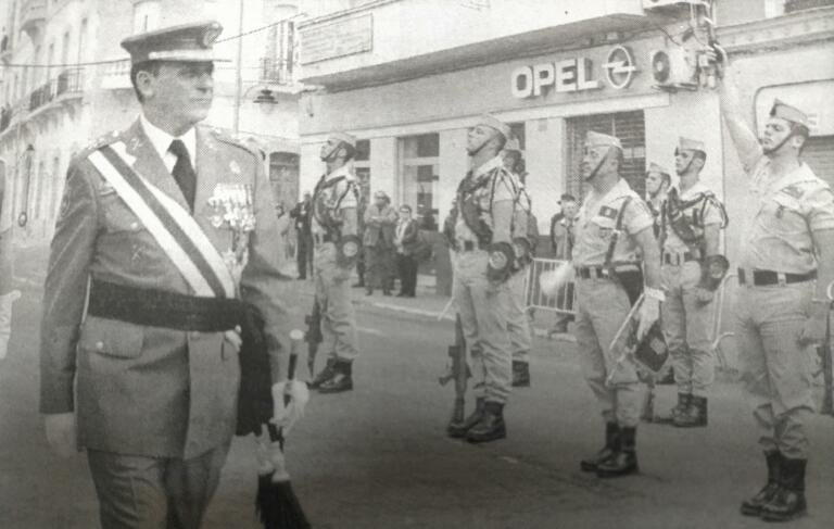 El general Fernández Sánchez pasa revista a la Legión en un acto ante la Comandancia General de Melilla