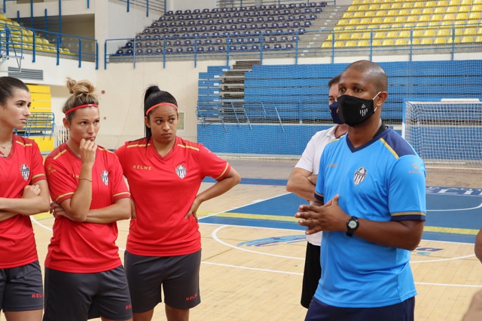 Marcio Santos, entrenador del MSC Torreblanca, junto a Sara Soares, María Soto y Lydia, durante un entrenamiento