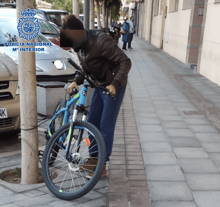 Testigos fotografiaron al ladrón cuando se llevaba la bicicleta
