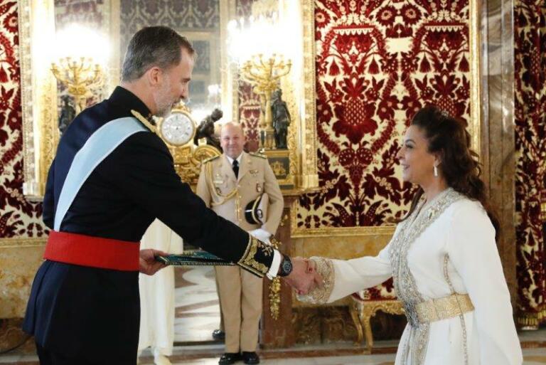 La embajadora Karima Benyaich saluda al Rey Don Felipe