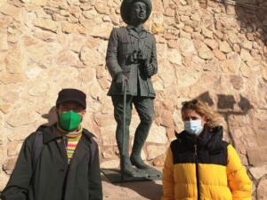 Gema Aguilar y Óscar Gaztelumendi se retrataron ayer ante la estatua de Franco en Melilla