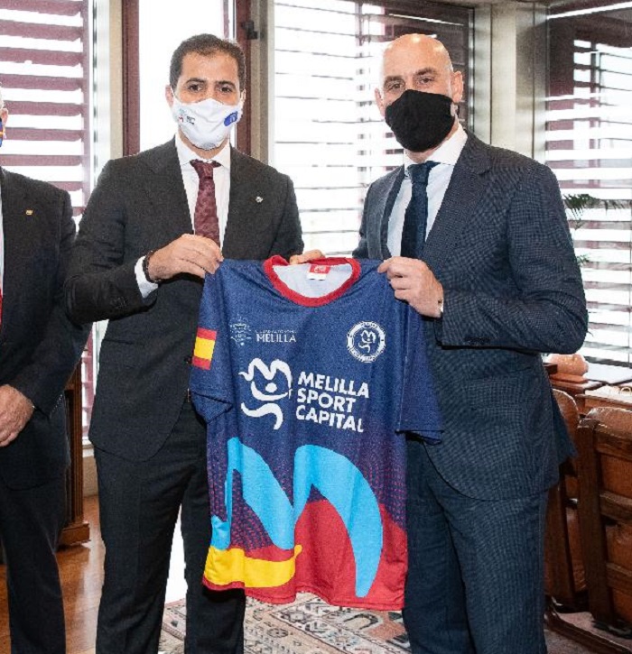 El consejero entregó una camiseta al presidente de la RFEF