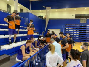 Javi Nieto dando instrucciones durante un tiempo muerto