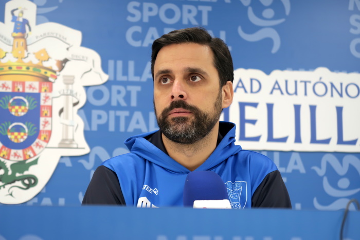 Alejandro Alcoba atendiendo ayer a los compañeros de la prensa local