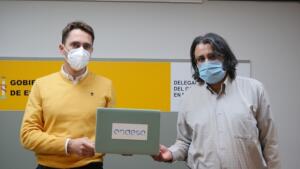 Tomás Muñoz y Juan Ángel Berbel, ayer lunes en la entrega de los 500 ordenadores portátiles