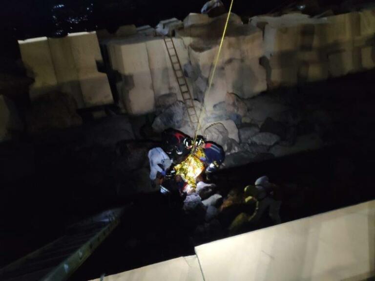Los Bomberos lograron rescatar al inmigrante herido poco antes de las 23.00 horas (@1BomberoMelilla)