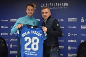 El C.F. Fuenlabrada presentó oficialmente a Borja Garcés como nuevo delantero de su equipo de Segunda División