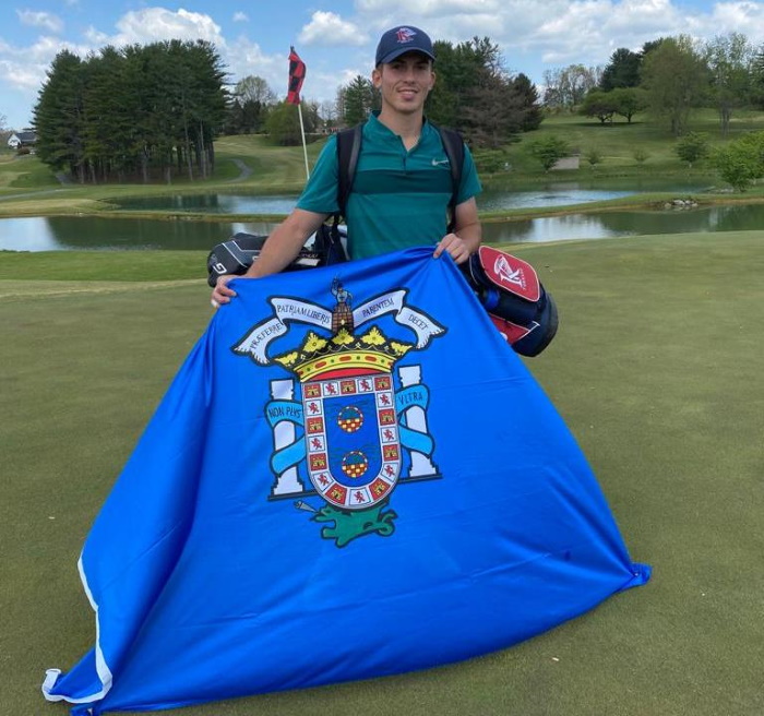 José Luis García Jiménez posando orgulloso con la bandera de Melilla