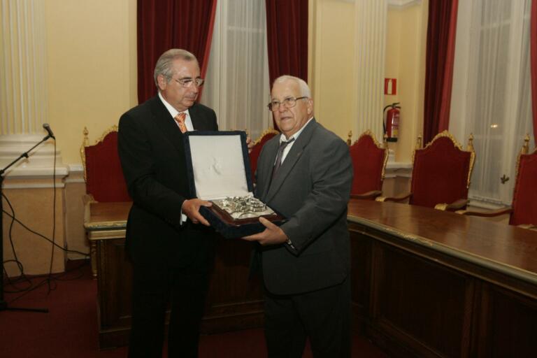 Eduardo Morillas recoge la distinción de melillense del año 2006 de manos de Imbroda