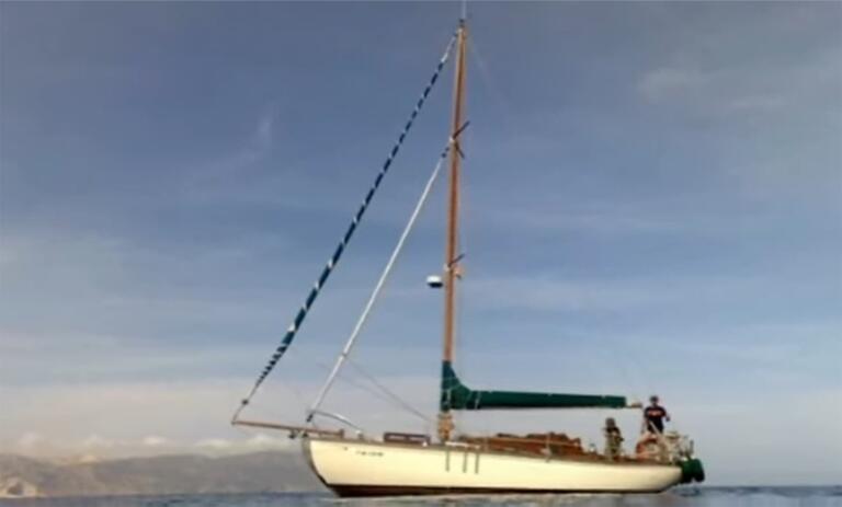 Puede que muchos lo consideren exagerado; pero, cuando se ha vivido cerca de un buen barco, su cubierta te ha acariciado los pies y has podido templar sus respuestas al viento, sus sensaciones, transmitidas por la caña del timón hasta tus manos, no encuentras diferencia entre una nave y un animal cercano con el que has compartido momentos de la vida de ambos