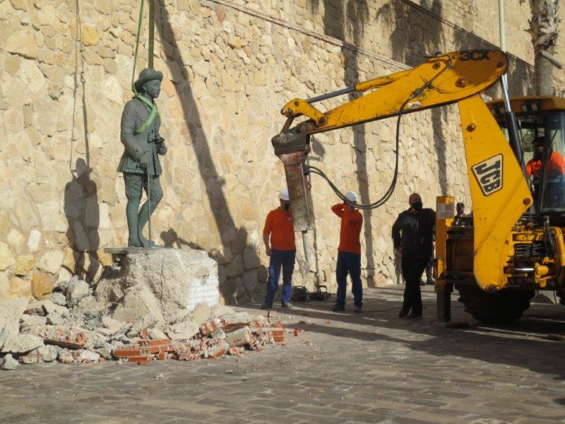 Retirada de la estatua