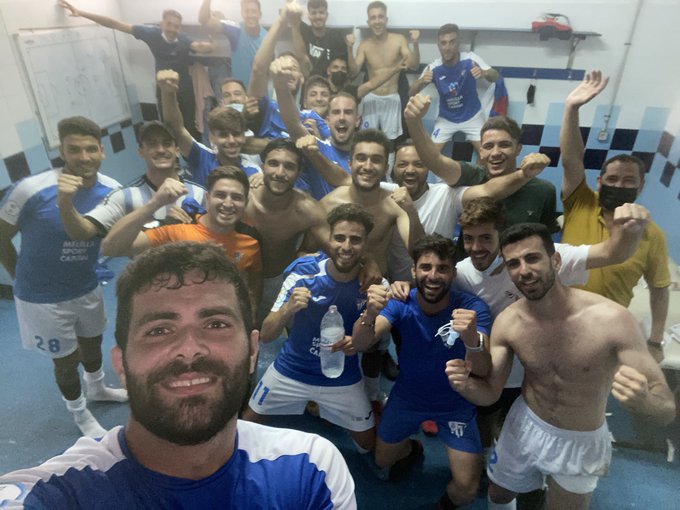Selfie de los futbolistas del Melilla C.D. para festejar el triunfo