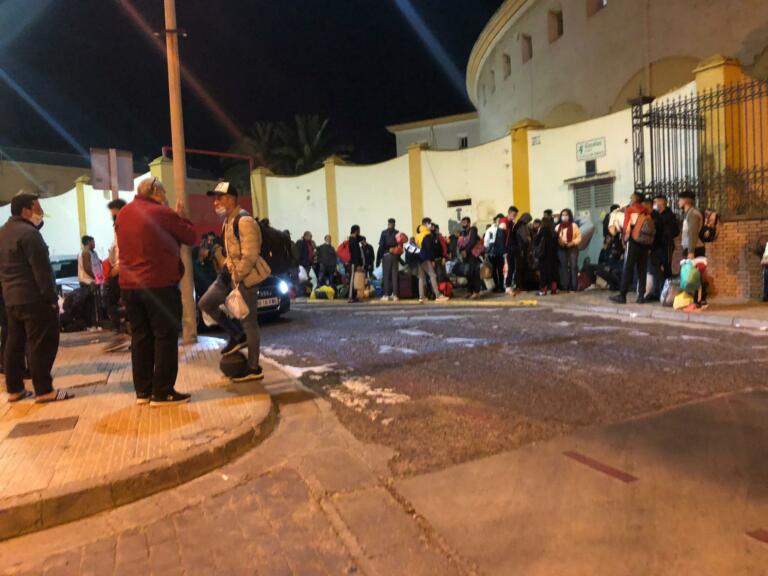 De los 165 desalojados en la jornada de ayer, cerca de medio centenar optaron por permanecer en la puerta de la plaza