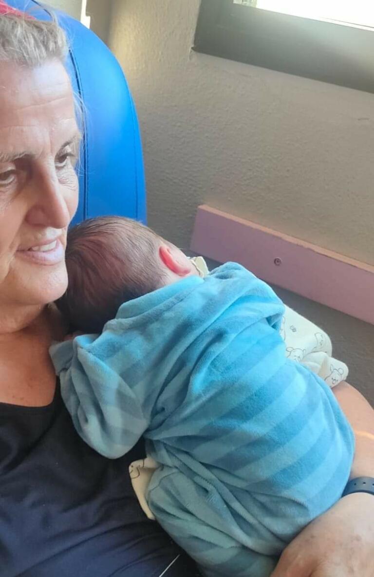 Mercedes Benítez con su nieto Raúl