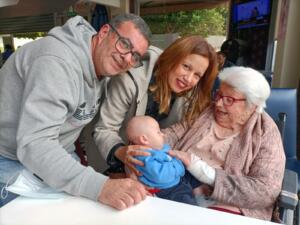Cuatro generaciones juntas: abuela, padre, nieta y biznieto