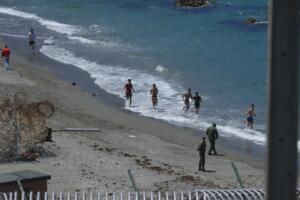 La pasividad de los agentes marroquíes era evidente, como se aprecia en esta foto