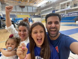 Alejandro Alcoba celebrando el pasado domingo, junto a su familia, la permanencia del Melilla Baloncesto