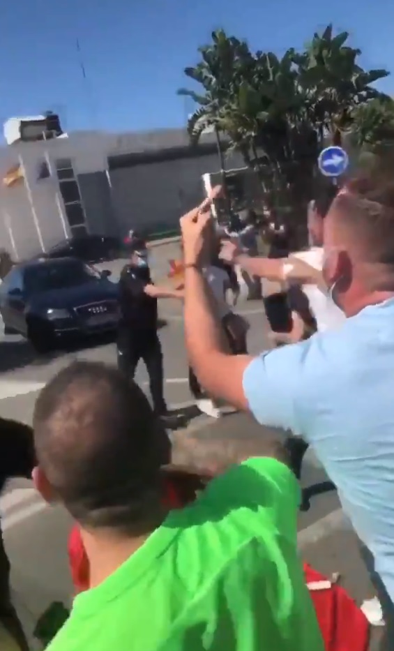 En Ceuta las protestas contra Pedro Sánchez llegaron hasta el punto de golpear su vehículo por parte de manifestantes