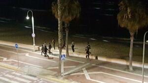Los subsaharianos se dirigieron al Centro de Estancia Temporal de Inmigrantes (CETI) corriendo por el Paseo Marítimo, escoltados por varias patrullas (Foto Merche Melilla)
