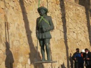 Retirada de la estatua de Franco ubicada en la entrada del puerto de Melilla.