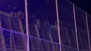 Cientos de marroquíes intentando saltar la doble valla que separa nuestra ciudad de Marruecos, algo que hasta ahora solo protagonizaban migrantes del África subsahariana