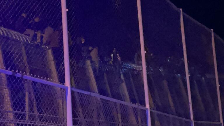 Cientos de marroquíes intentando saltar la doble valla que separa nuestra ciudad de Marruecos, algo que hasta ahora solo protagonizaban migrantes del África subsahariana