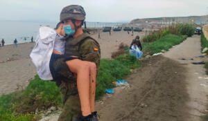 La ministra de Defensa de España ha acusado a Marruecos de "utilizar" a niños "saltándose cualquier regla del derecho internacional". Frente a esta actitud, ha elogiado el ejemplo dado por los miembros de las Fuerzas Armadas, la Policía Nacional, la Guardia Civil y las ONGs rescatando a las personas que llegaban a Ceuta