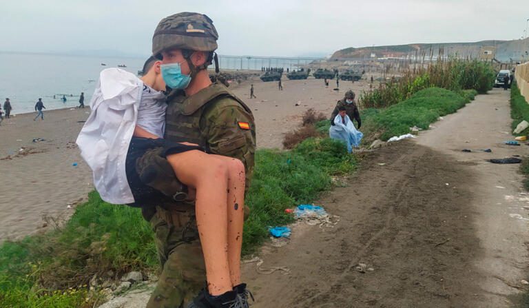 La ministra de Defensa de España ha acusado a Marruecos de "utilizar" a niños "saltándose cualquier regla del derecho internacional". Frente a esta actitud, ha elogiado el ejemplo dado por los miembros de las Fuerzas Armadas, la Policía Nacional, la Guardia Civil y las ONGs rescatando a las personas que llegaban a Ceuta