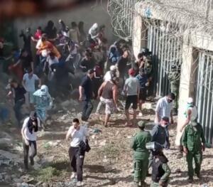 Un grupo numeroso que da marcha atrás al ser repelido por las FyCSE