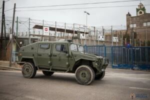 Uno de los vehículos militares destinados a la vigilancia del perímetro fronterizo (Foto CAM)