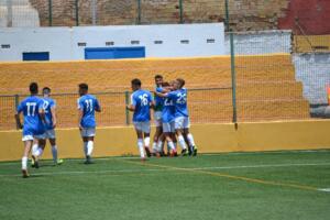 Los melillenses celebran el 2-1 conseguido por Lucas de penalti