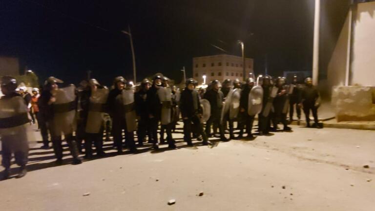 Anoche volvieron a montarse amplios dispositivos policiales, tanto en el lado español como en el marroquí, que eran apedreados por los asaltantes