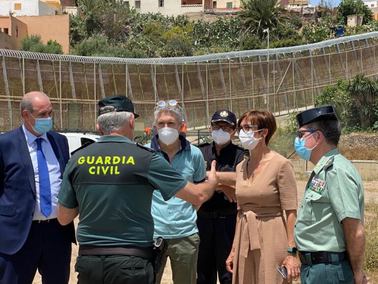 El ministro del Interior acudió al vallado acompañado de los directores de la Policía Nacional y Guardia Civil a nivel nacional y se reunión con mandos de Melilla