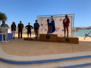 Azul Sánchez, en el podio, recogiendo su galardón