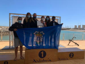 Integrantes del Equipo de Regata del RCMM posando orgullosos con la bandera de Melilla en el podio de la Copa de España, celebrada en Cádiz